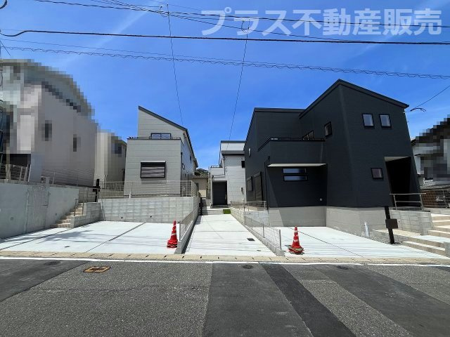 【外観】 | 福岡市西区拾六町4丁目　3号棟（全3棟）【仲介手数料無料・0円】 | 現地写真。プラス不動産販売なら、現場の全ての棟をまとめてご見学頂けます。