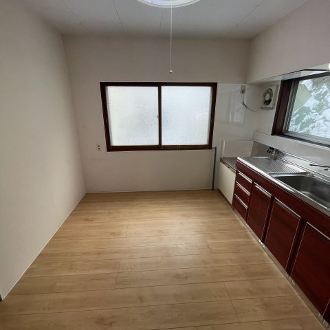 室蘭市港南町2丁目21-10戸建のキッチン