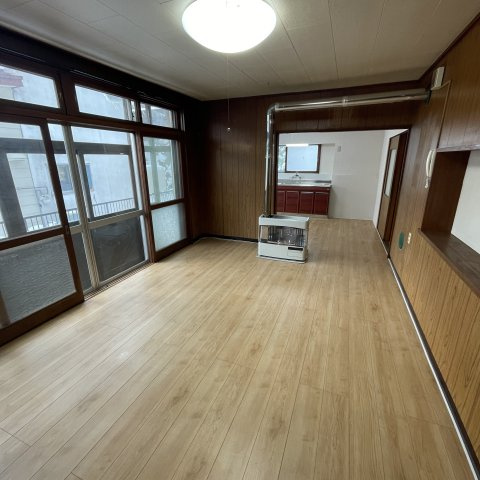 室蘭市港南町2丁目21-10戸建の居間・リビング