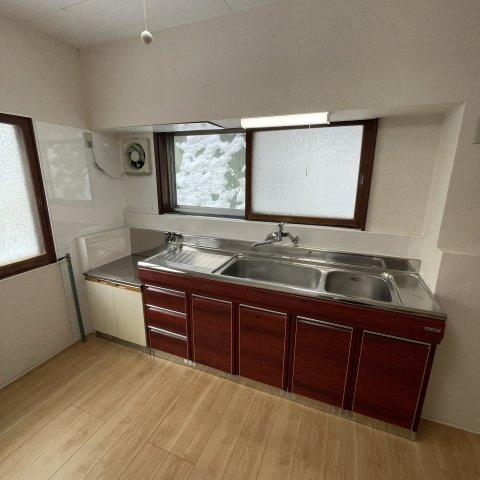 室蘭市港南町2丁目21-10戸建のキッチン