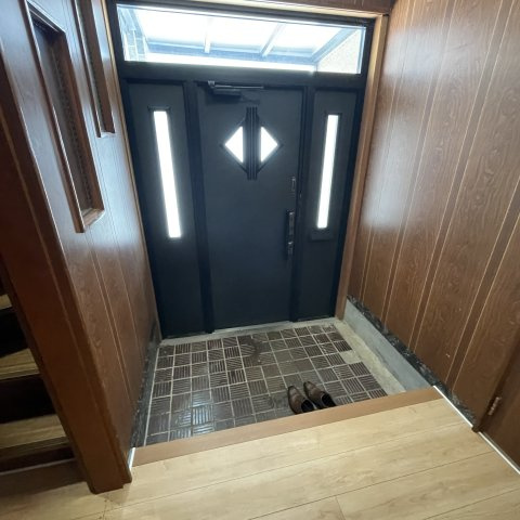 室蘭市港南町2丁目21-10戸建の玄関