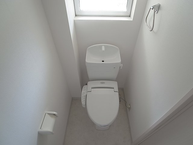 セイシェル長田山手のトイレ|うれしい窓付にウォシュレット完備のトイレ