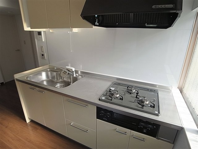 セイシェル長田山手のキッチン|システムキッチン。３口ガスコンログリル付き