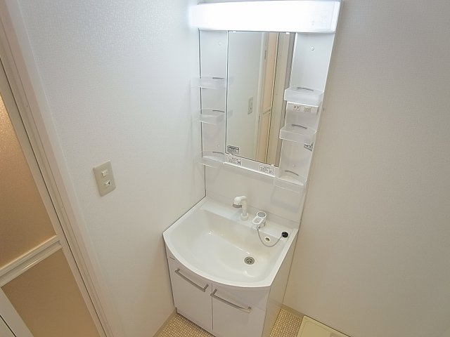 セイシェル長田山手の洗面所|シャンプードレッサーの独立洗面、脱衣スペース