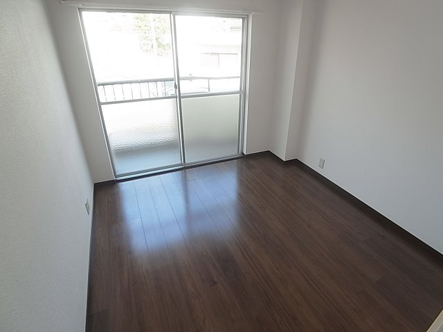 セイシェル長田山手の居間・リビング|綺麗なフローリング、日当たり良好