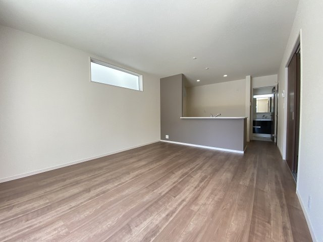 【居間・リビング】 | 福岡市早良区賀茂2丁目　1号棟（全1棟）【仲介手数料無料・0円】 | 施工例。リビングです。施工例は完成時と異なる場合があります。