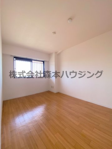 【洋室】 | 　プランドール・メゾン | 明るい洋室です