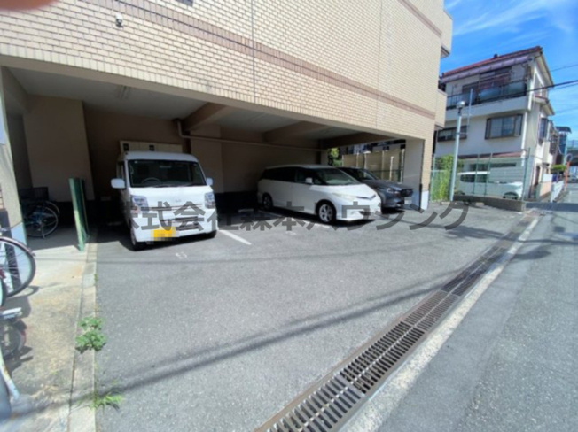 【駐車場】 | 　プランドール・メゾン | 駐車場に車を止められます