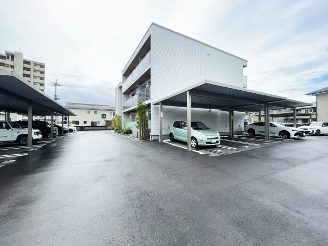 プレミアスの駐車場