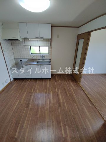 グリシーナ Aの居間・リビング|別部屋写真です。