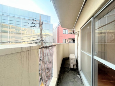 【バルコニー】 | 陽輪台あざみ野 | ◆気持ちのいい空が見渡せる広いバルコニー。爽やかな風を感じて、心躍る素敵な暮らしがはじまります。通風・採光にも優れ、心地よい光と風があふれています。