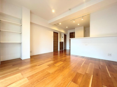 【居間・リビング】 | 陽輪台あざみ野 | ◆家族で食卓を囲むダイニングスペースと、ソファでゆったりくつろぐリビングスペースがしっかり区切られているので家具の配置や用途を使いわけしやすいです。