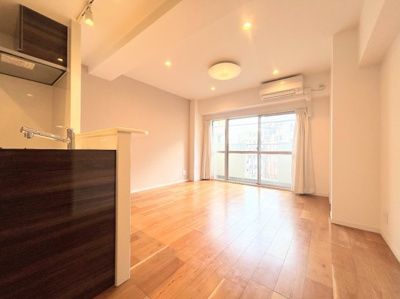 【居間・リビング】 | 陽輪台あざみ野 | ◆ご家族の会話がはずむ、開放的なＬＤＫです。休日はお陽さまの光をたっぷりととりこめるぽかぽかリビングで過ごしませんか？