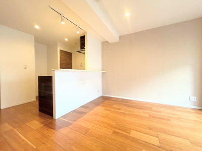 【居間・リビング】 | 陽輪台あざみ野 | ◆広々としたリビング・ダイニングは、シックでモダンな内装。落ち着いた雰囲気に包まれて、伸びやかな空間のなかで、ゆったりと家族団らんのひとときを過ごせます。