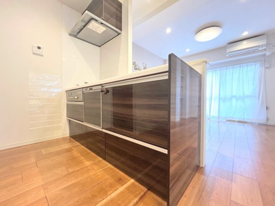 【キッチン】 | 陽輪台あざみ野 | ◆キッチンからダイニングやリビングが見渡せるキッチン。料理をしながら家族とコミュニケーションをとれるだけでなく、大きな開放感も得られることができます。