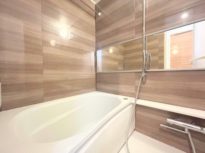【浴室】 | 陽輪台あざみ野 | ◆モダンデザインの空間が気持ちよさを高めてくれるバスルーム。すっきりとした清潔感の中に都会的なセンスが感じられ、心身をリフレッシュできる寛ぎを深めてくれるスペースです。