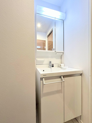 【独立洗面台】 | 陽輪台あざみ野 | ◆毎日使う場所だから、機能的で使いやすさに配慮したパウダールーム。すっきりと使えるように収納も豊富にご用意しています。