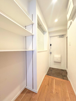 【玄関】 | 陽輪台あざみ野 | ◆光の渦が溢れた明るい玄関ホール。「おかえり」と「ただいま」が交差するお家の顔とも言える場所は爽やかで心地良い空間となっています。すっきり片付いた玄関で来客時にも自信が持てそう。