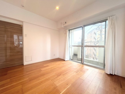 【洋室】 | 陽輪台あざみ野 | ◆室内はいつも明るい印象なので気持ちの良い朝を迎えられます。各部屋にはクローゼットを完備しており、収納が多いお家はすっきりして快適空間です。