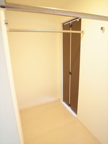 ユーミーリエゾンA棟の収納|【閑静な住宅街】ウォークインクローゼット収納が豊富です。