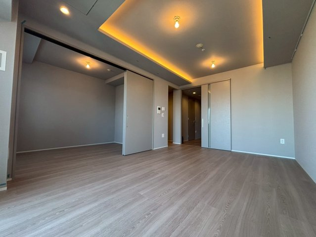 温かみのある色合いの間接照明が落ち着きのある空間を演出してくれます。