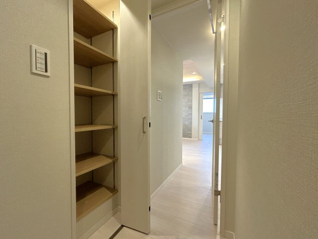 シティインデックス王子の内装|廊下には多目的に使える収納がございます。細かい物をともかくたくさん収納できますのでリビングがすっきり片付きます。