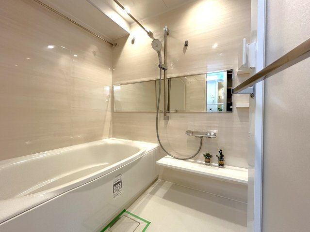 シティインデックス王子の浴室|ご家族との憩いの場として、一日の疲れを癒す場として、ゆったりと足を伸ばしてくつろげる綺麗で清潔感のある色味の浴室。