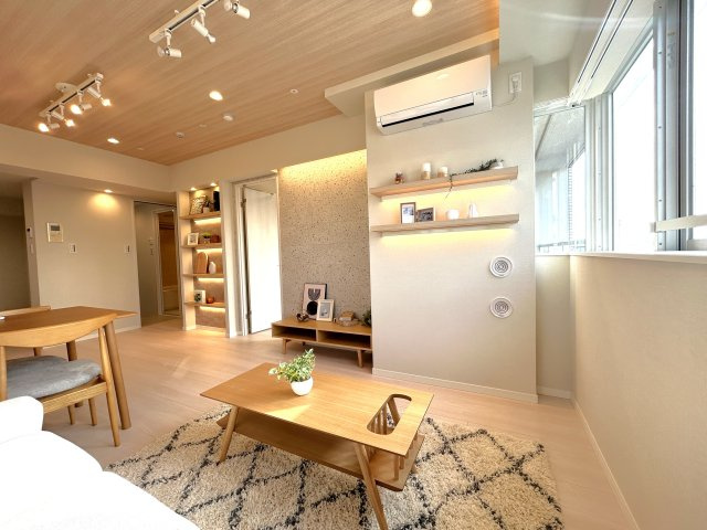 シティインデックス王子の居間・リビング|オープンでのびやかな空間を生み出す、こだわりの広がりとゆとり。家族と過ごす時間を大切にしたい方にぴったりの明るくゆとりある住空間です。窓からの日差しがリビングの隅々までしっかりと届きます！