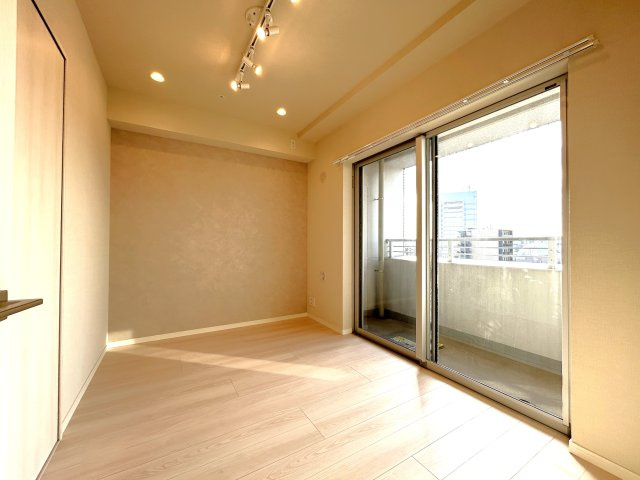 シティインデックス王子の洋室|バルコニーから陽当たりが差し込みますので、日中は電気など必要ない明るさとなっております。