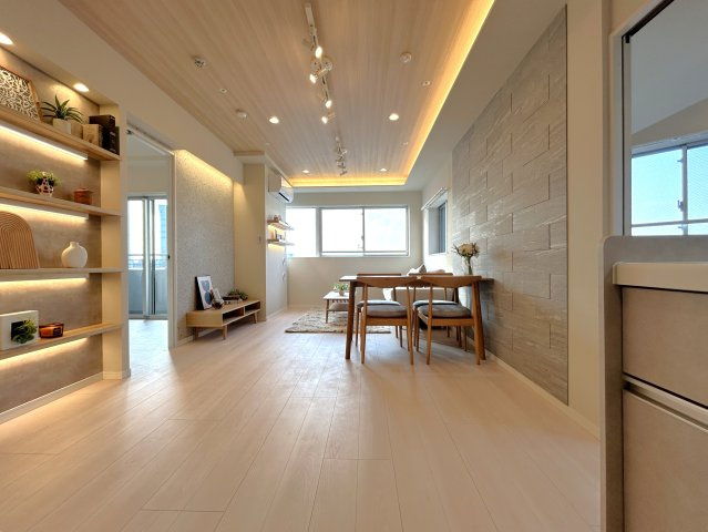 シティインデックス王子の居間・リビング|優しくリビングに注ぐ日差しはまるで「陽だまり」の様な暖かさ。高い断熱性はエアコンを使いすぎず快適な居住空間を創造しています。