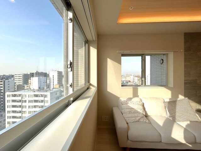 シティインデックス王子の居間・リビング|家族みんなが爽やかに健やかに過ごせるように、溢れる光をたっぷり取り込んだリビングダイニング。集いの場、憩いの場としての快適性を求めたやすらぎの空間です