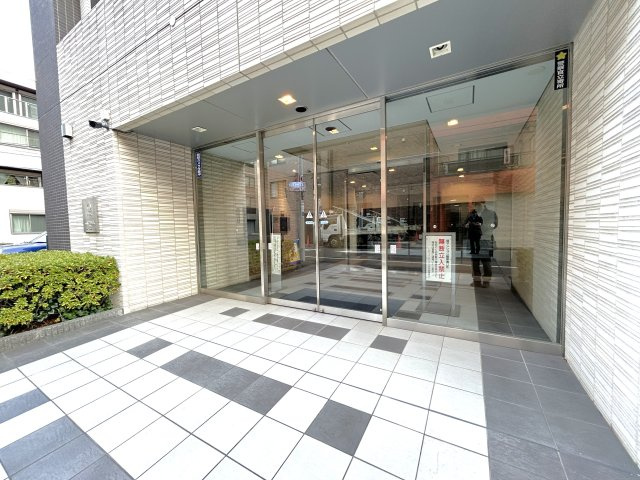 シティインデックス王子のエントランス|気持ちの良いぐらい清掃され、植え込みもしっかりと整備されているエントランス。