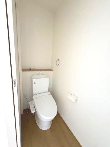 【トイレ】 | 福岡市南区井尻4丁目1期　1号棟（全2棟）【仲介手数料無料・0円】 | 施工例。2階にもトイレです。施工例は完成時と異なる場合があります。