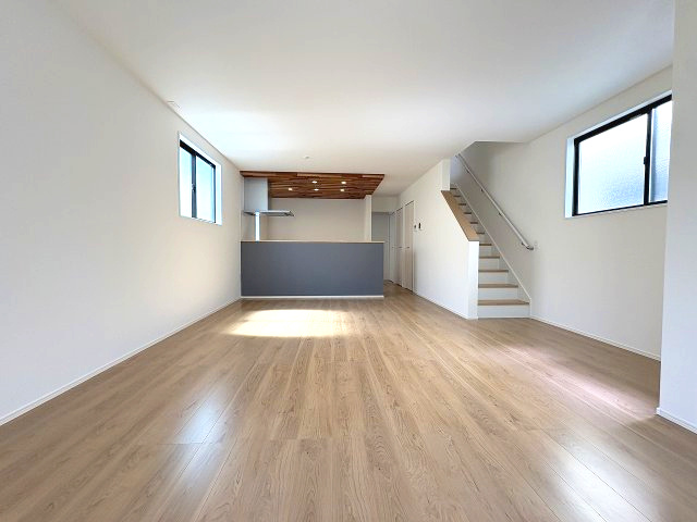 【内装】 | 福岡市南区井尻4丁目1期　1号棟（全2棟）【仲介手数料無料・0円】 | 施工例。リビングです。施工例は完成時と異なる場合があります。