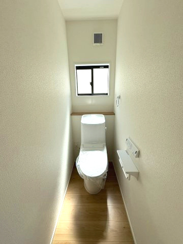 【トイレ】 | 福岡市南区井尻4丁目1期　2号棟（全2棟）【仲介手数料無料・0円】 | 施工例。1階のトイレです。施工例は完成時と異なる場合があります。