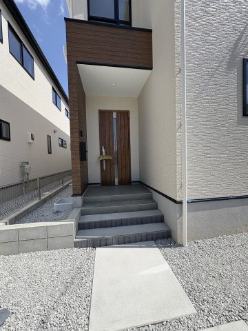 【玄関】 | 福岡市南区井尻4丁目1期　2号棟（全2棟）【仲介手数料無料・0円】 | 施工例。施工例は完成時と異なる場合があります。