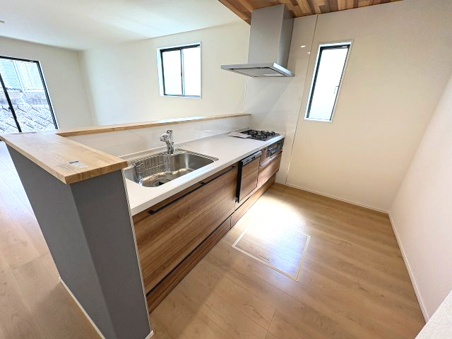 【キッチン】 | 福岡市南区井尻4丁目1期　2号棟（全2棟）【仲介手数料無料・0円】 | 施工例。施工例は完成時と異なる場合があります。