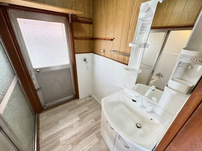 【洗面所】 | 神野町石守貸家 | シャワー付き洗面化粧台