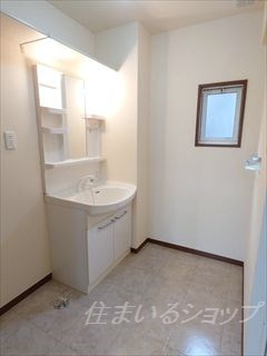 クレセオ口田の洗面所|シャンプードレッサー・棚・窓あり