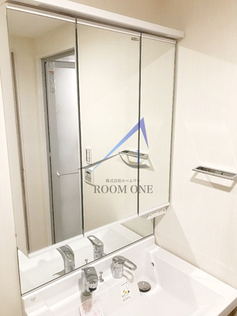 ＶＥＲ ＦＬＡＴの洗面所|独立洗面台です。