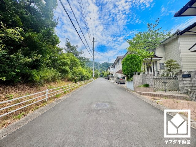 宇治市羽戸山３丁目の前面道路含む現地写真