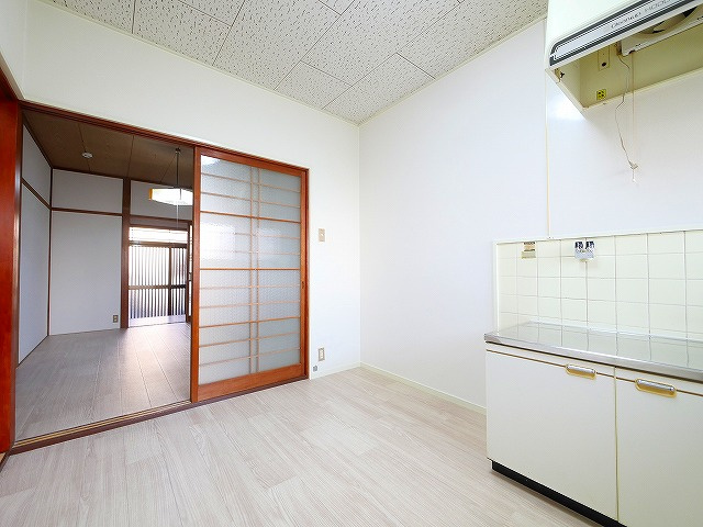 南永井町戸建の居間・リビング|こちらの居間で趣味の時間をお楽しみください