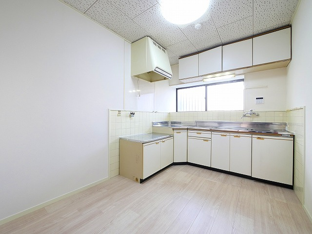 南永井町戸建のキッチン|こちらのリビングで趣味の時間をお楽しみください