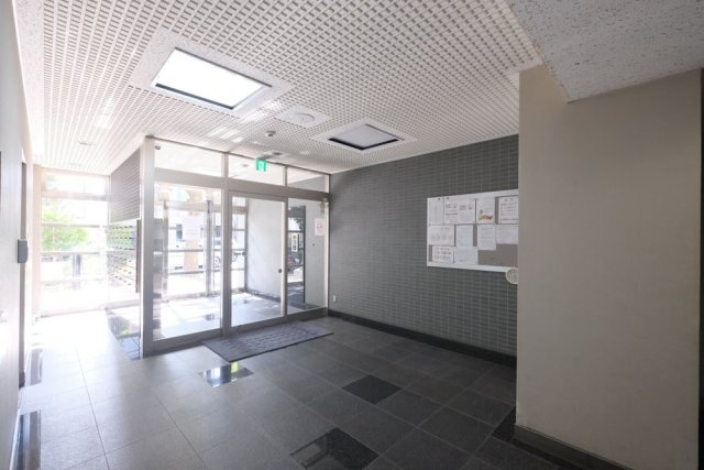 スカイコート西荻窪２（明治製菓・ｽｶｲｺｰﾄ荻窪ﾋﾞﾙ）のエントランス|落ち着いたエントランスです