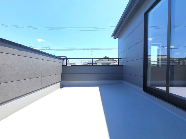 古賀市千鳥6丁目第2-3棟(1号棟）の外観：施工例|風をしっかりと感じられるバルコニーでは、毎日が洗濯日和です。広々としているので洗濯も楽しくなるでしょうし、気分転換にバルコニーからの眺めを楽しむのもいいでしょう。