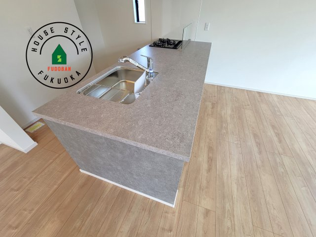 古賀市千鳥6丁目第2-3棟(1号棟）の内観：施工例|キッチンから立ち込める香りが今日の料理を期待させます。