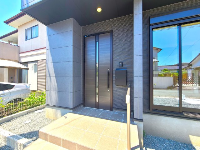 古賀市千鳥6丁目第2-3棟(1号棟）の外観：施工例|おでかけの時も帰った時も、「我が家」を最初に感じでもらえる素敵な空間に。