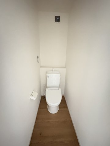 【トイレ】 | 福岡市南区長住1丁目2期　4号棟（全4棟）【仲介手数料無料・0円】 | 施工例。2階にもトイレです。施工例は完成時と異なる場合があります。