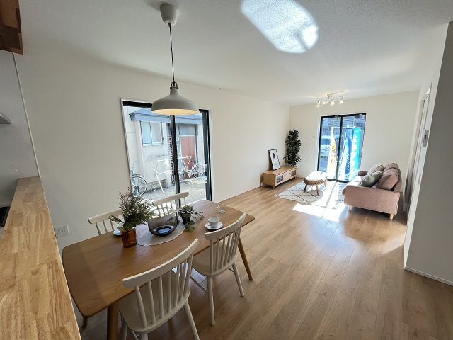 【内装】 | 福岡市南区長住1丁目2期　4号棟（全4棟）【仲介手数料無料・0円】 | 施工例。リビングです。施工例は完成時と異なる場合があります。