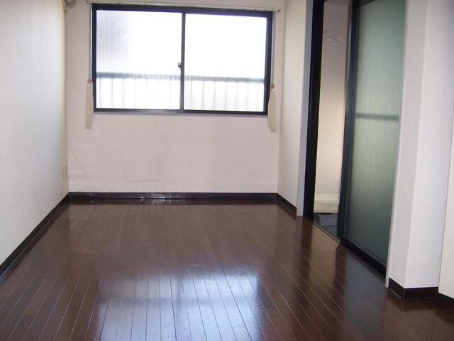 チノビルの洋室